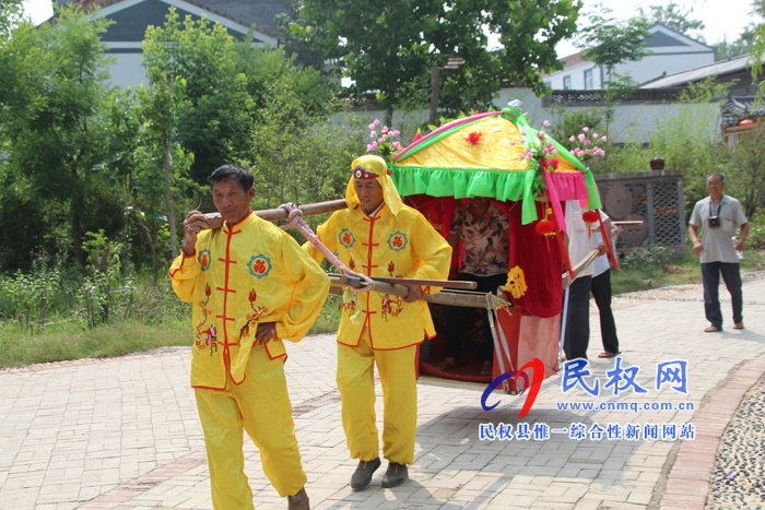 花園鄉(xiāng)趙洪坡村舉行首屆“觀民俗、包粽子、坐花轎”民俗文化活動