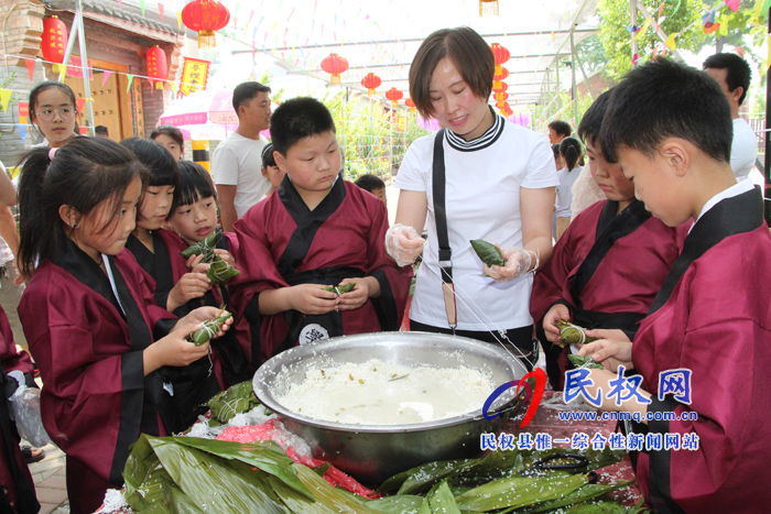 花園鄉(xiāng)趙洪坡村舉行首屆“觀民俗、包粽子、坐花轎”民俗文化活動