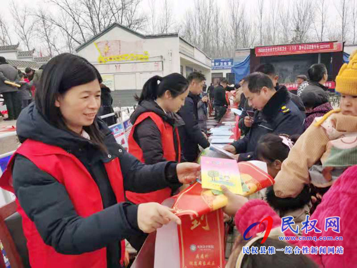 縣婦聯(lián)組織巾幗志愿者開展春節(jié)期間關(guān)愛服務(wù)活動(dòng)