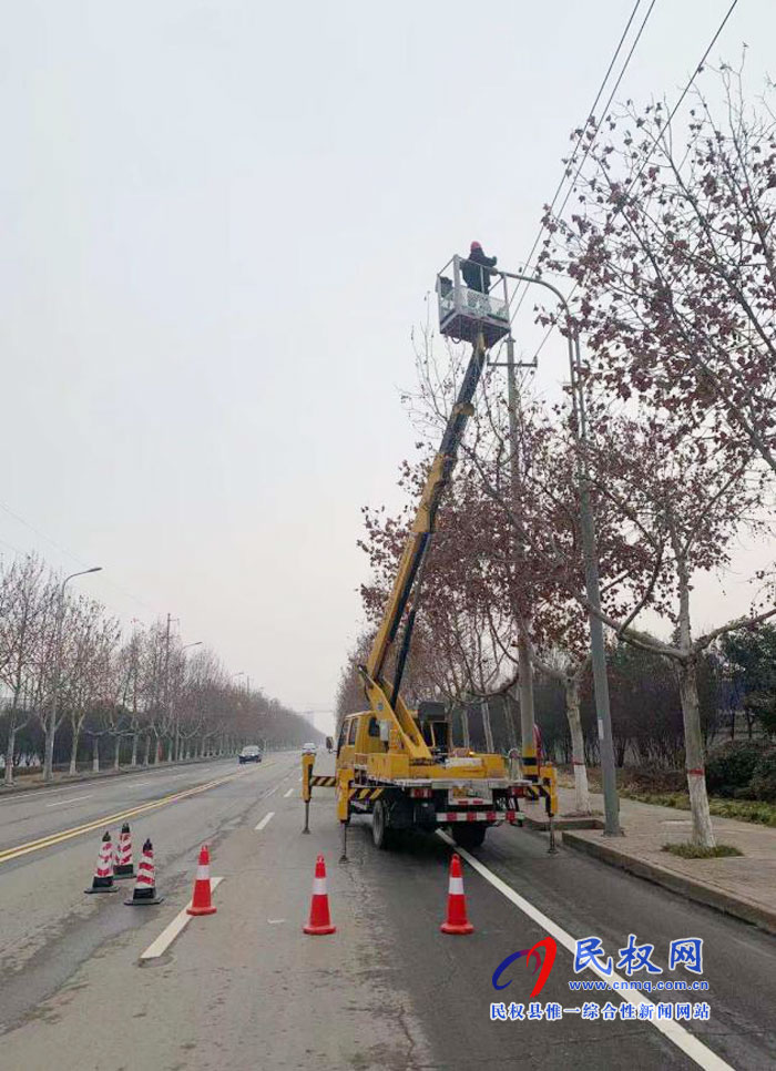 路燈所加強對路燈設(shè)施的安全排查及檢修