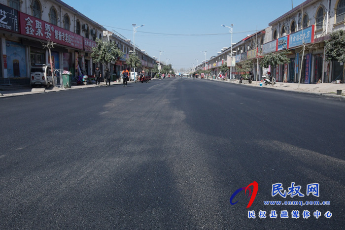 人和鎮(zhèn)：道路改造“白變黑”城鎮(zhèn)舊貌換新顏