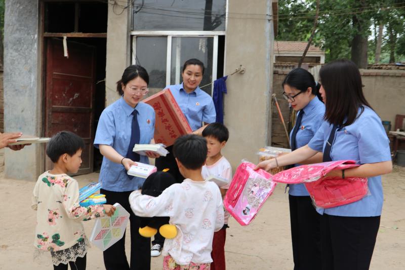 民權(quán)縣人民檢察院開展“六一慰問送關(guān)愛，情系兒童護(hù)成長”活動