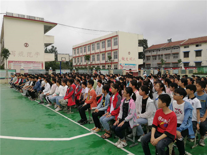 民權(quán)縣第三小學(xué)舉辦“法治進(jìn)校園，思想筑防線”專題講座