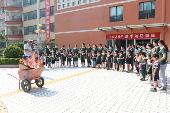 民東新區(qū)實(shí)驗(yàn)幼兒園舉行2020年夏季消防演練活動(dòng)