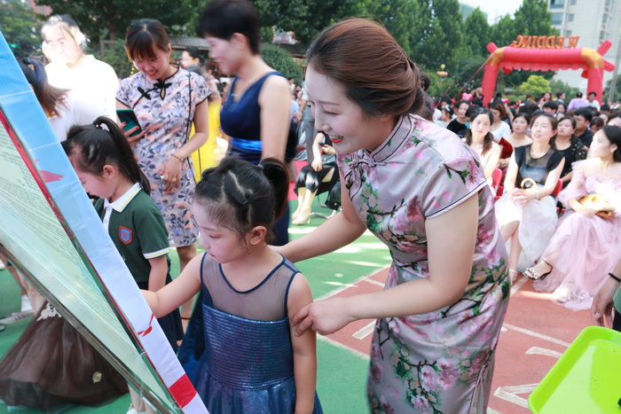 滿滿的儀式感！民權(quán)東區(qū)實(shí)驗幼兒園迎來畢業(yè)季