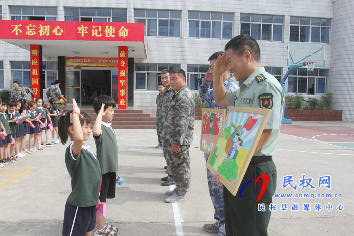 向最可愛的人致敬——民東新區(qū)實驗幼兒園八一節(jié)慰問活動