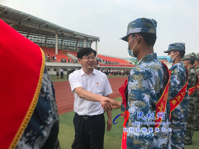 我縣歡送200余名新兵入伍