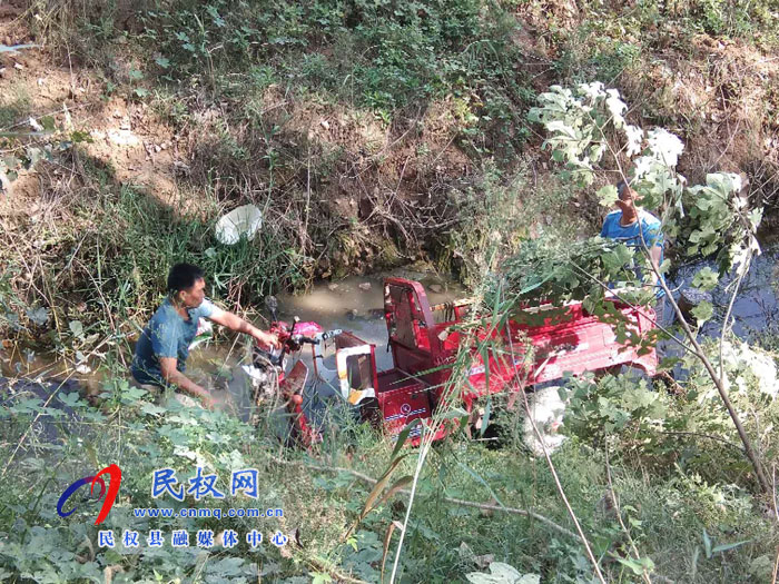 王橋鎮(zhèn)：七旬老人騎車摔進(jìn)溝 干部群眾及時出手相救