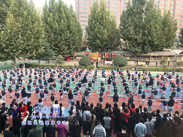 民東新區(qū)實(shí)驗(yàn)幼兒園舉行秋季親子趣味運(yùn)動(dòng)會(huì)