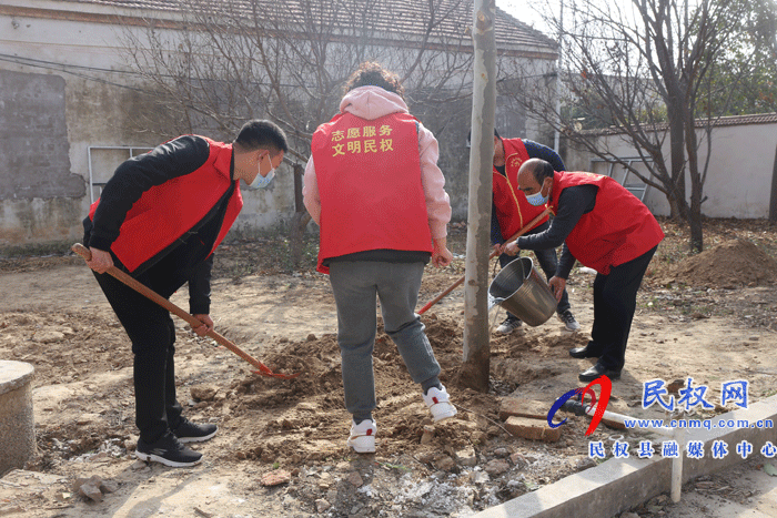 白云寺鎮(zhèn)財政所組織志愿者到幸福大院開展文明植樹活動