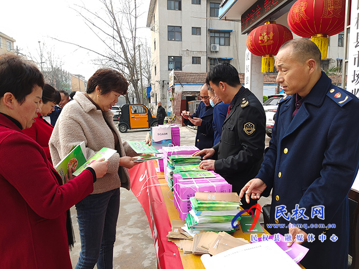 民權(quán)縣市場監(jiān)督管理局開展3·15國際消費(fèi)者權(quán)益日宣傳服務(wù)活動