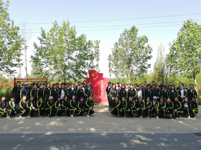 民權(quán)縣第三小學(xué)舉行“永遠(yuǎn)跟黨走奮斗新征程”慶祝建黨100周年徒步活動(dòng)