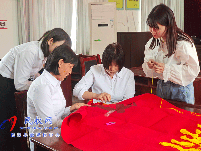 繡面黨旗獻(xiàn)給黨