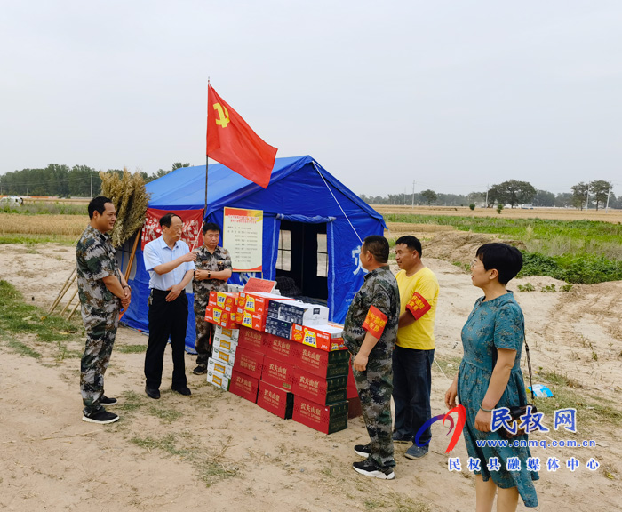 縣總工會主席瞿志君到白云寺鎮(zhèn)督導“三夏”生產工作