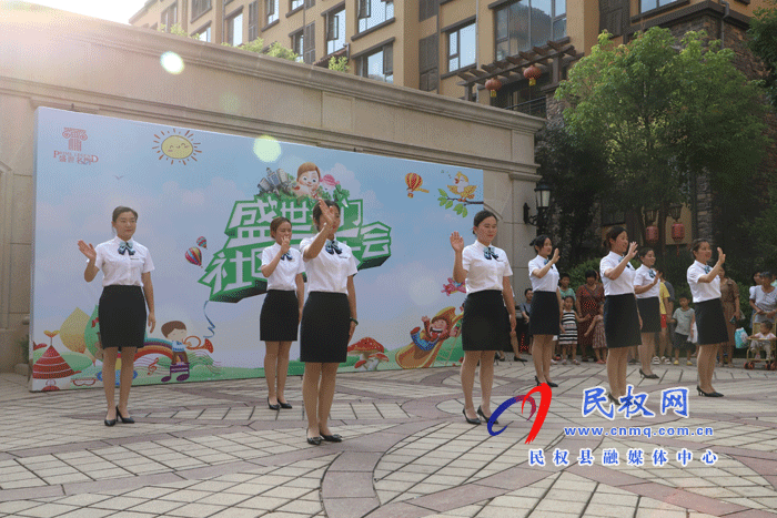 社區(qū)同樂會 萌娃嗨翻天——盛世名門、民東新區(qū)實(shí)驗幼兒園聯(lián)合開展幼兒“走進(jìn)社區(qū)”實(shí)踐活動