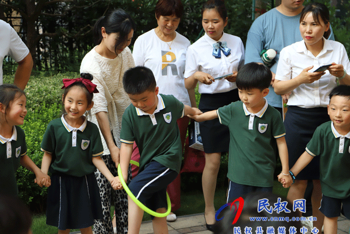 社區(qū)同樂會 萌娃嗨翻天——盛世名門、民東新區(qū)實(shí)驗幼兒園聯(lián)合開展幼兒“走進(jìn)社區(qū)”實(shí)踐活動