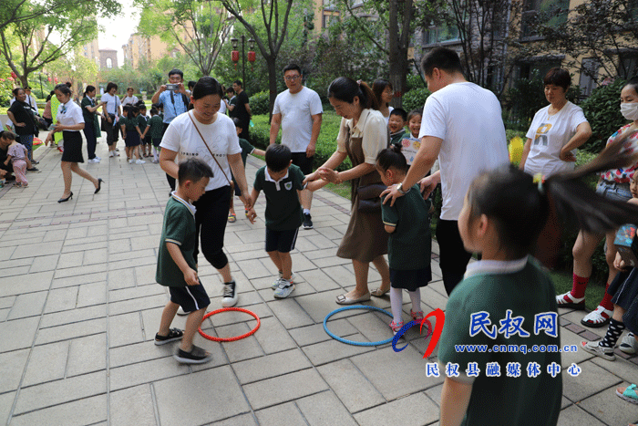 社區(qū)同樂會 萌娃嗨翻天——盛世名門、民東新區(qū)實(shí)驗幼兒園聯(lián)合開展幼兒“走進(jìn)社區(qū)”實(shí)踐活動