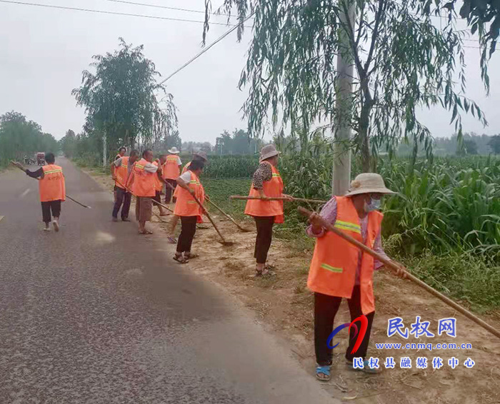 “夕陽紅”護(hù)路工：讓龍?zhí)伶?zhèn)呈現(xiàn)一道靚麗的風(fēng)景線