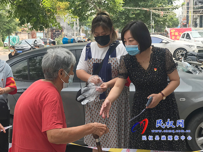 民權(quán)縣幼兒園黨員教師及教職工志愿者積極參與疫情防控志愿服務(wù)活動(dòng)