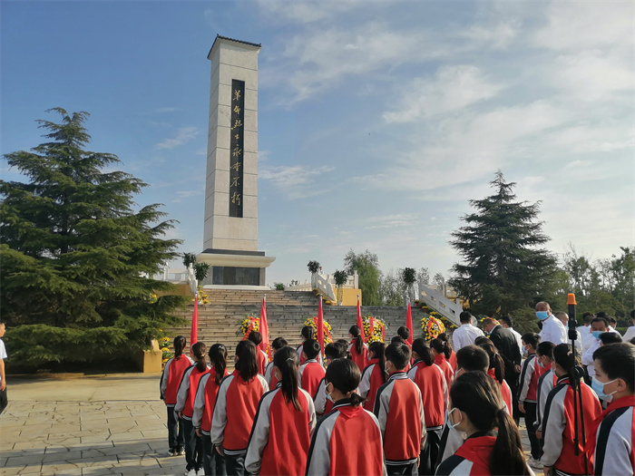 民權(quán)縣第三小學(xué)紅領(lǐng)巾中隊(duì)參加民權(quán)縣烈士紀(jì)念日公祭活動(dòng)