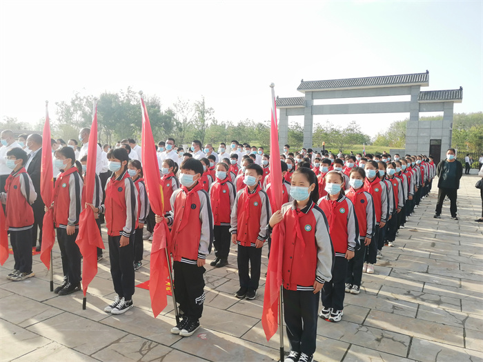 民權(quán)縣第三小學(xué)紅領(lǐng)巾中隊(duì)參加民權(quán)縣烈士紀(jì)念日公祭活動(dòng)