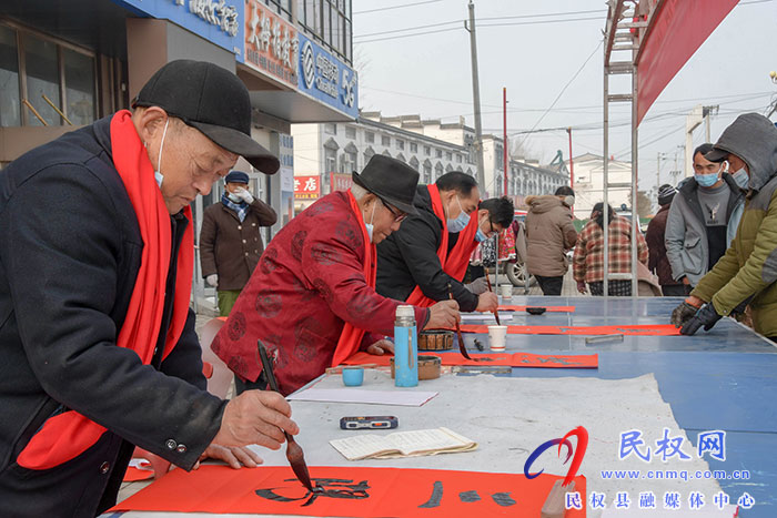 民權縣人和鎮(zhèn)：義寫春聯(lián)送溫暖 濃濃墨香迎新春