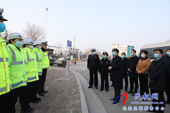 縣委書記張團(tuán)結(jié)慰問春節(jié)期間值守一線干部職工