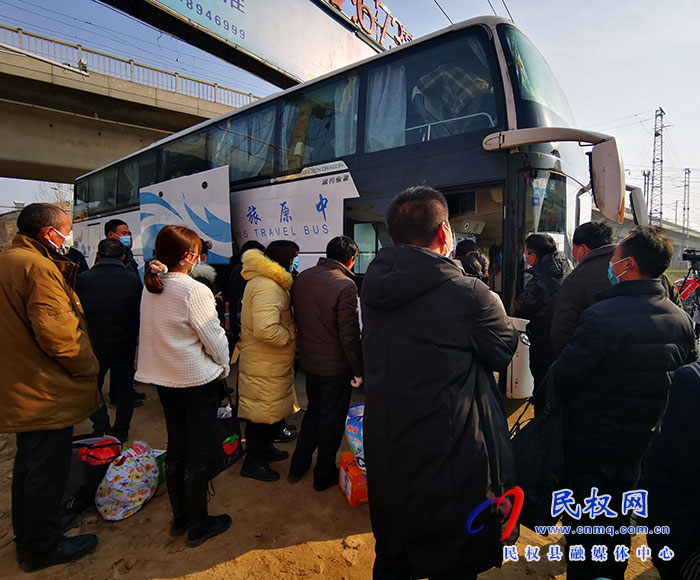 民權(quán)縣人社局組織首批農(nóng)民工有序返崗復(fù)工