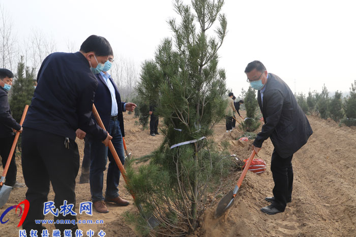 縣四大家領(lǐng)導(dǎo)義務(wù)植樹(shù)再添新綠