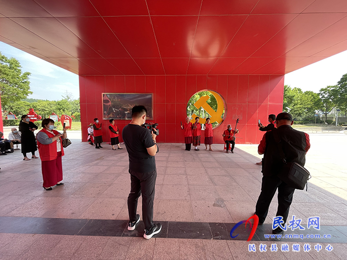 民權(quán)縣文聯(lián)開展 “中國文藝志愿者服務(wù)日”曲藝演出活動