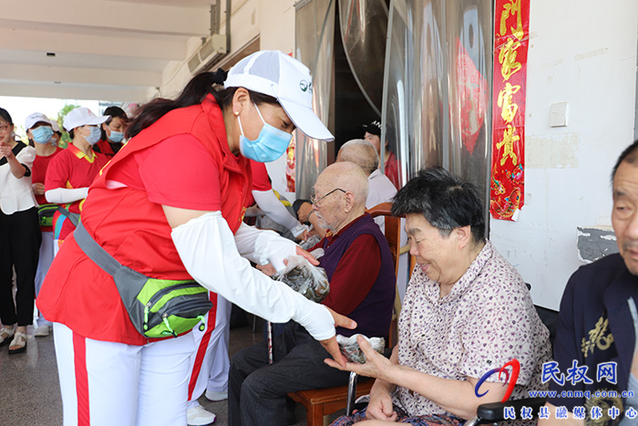 我縣圖書超市到敬老院開展“我們的節(jié)日·端午”慰問演出活動