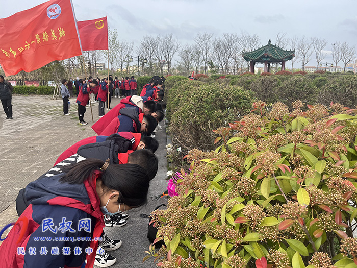  城關(guān)一中開(kāi)展“緬懷革命先烈，繼承革命傳統(tǒng)”清明節(jié)祭掃活動(dòng)