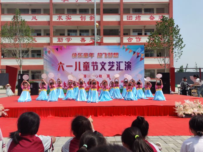 雙塔鎮(zhèn)中心幼兒園舉行慶六一文藝匯演活動(dòng)