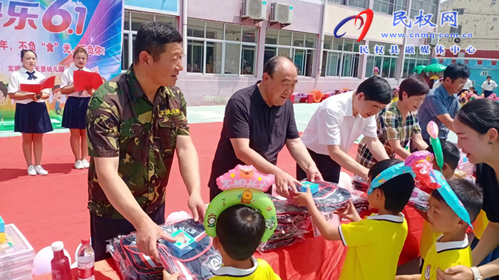 民權(quán)縣關(guān)工委到龍?zhí)伶?zhèn)中心幼兒園慶“六一”獻(xiàn)愛心活動