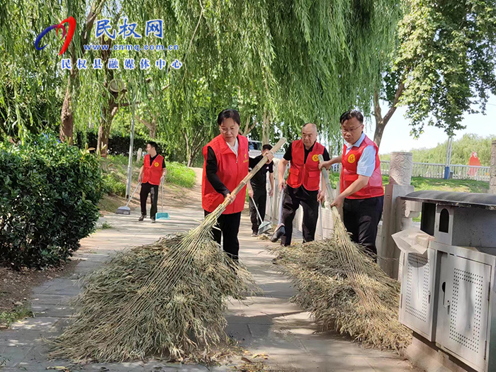 縣委書記、縣長(zhǎng)王靜嫻參加“清潔家園 美麗民權(quán)”義務(wù)勞動(dòng)