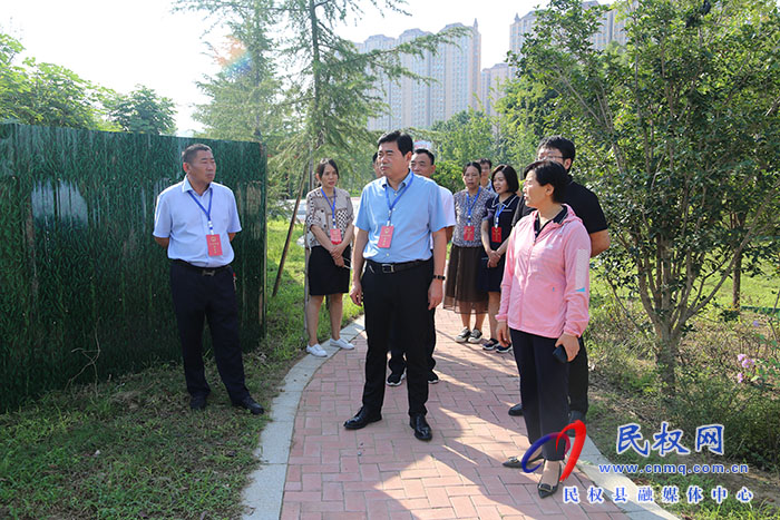 縣人大常委會(huì)各部委主任及部分市縣人大代表視察我縣城市綠化管理工作