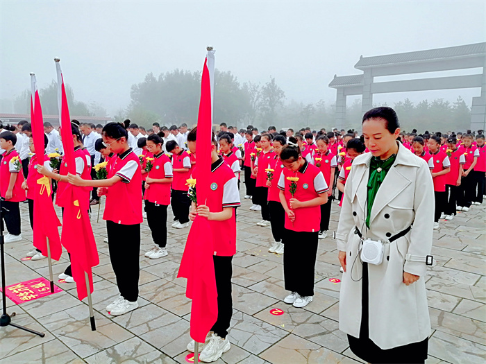 緬懷革命先烈  弘揚(yáng)革命精神  ——民權(quán)縣第三小學(xué)組織少先隊(duì)員參加2023年民權(quán)縣烈士紀(jì)念日公祭活動(dòng)