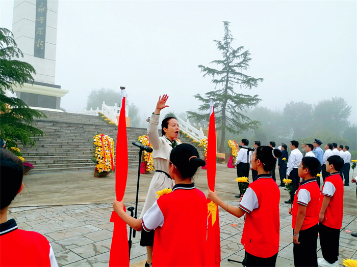 緬懷革命先烈  弘揚(yáng)革命精神  ——民權(quán)縣第三小學(xué)組織少先隊(duì)員參加2023年民權(quán)縣烈士紀(jì)念日公祭活動(dòng)