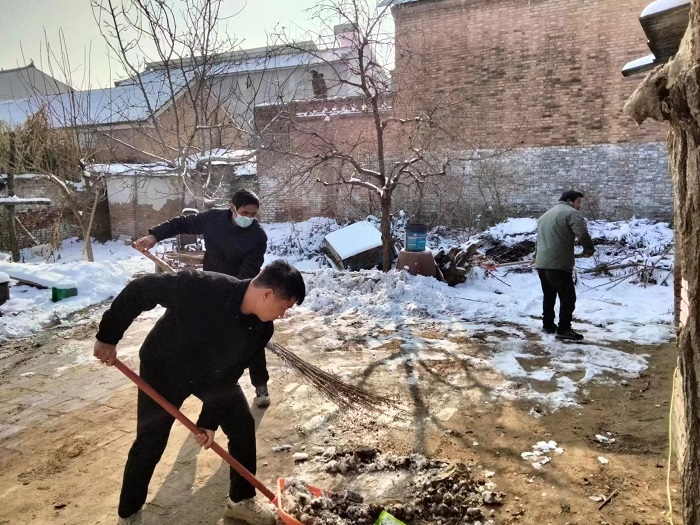 雙塔鎮(zhèn)：干部志愿者齊掃雪 溫暖出行每一刻