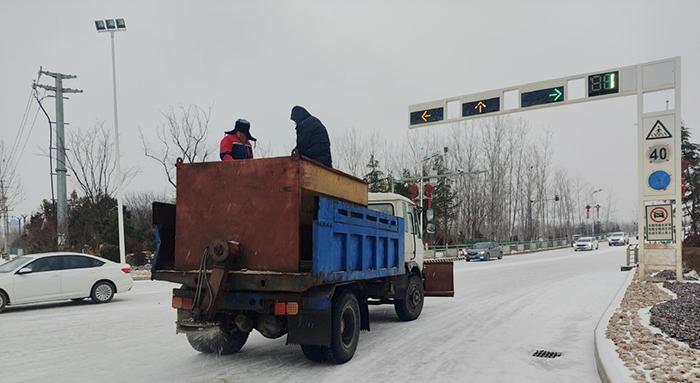 城管局民潔公司積極應對冰凍雨雪天氣