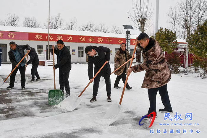 人和鎮(zhèn)以雪為令積極開(kāi)展掃雪鏟冰行動(dòng)