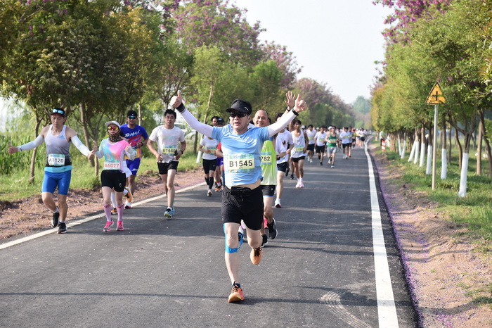 穿越林海 一路花香  巴迪瑞2024民權(quán)申甘林帶生態(tài)馬拉松賽激情開跑