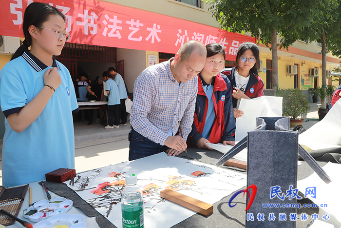 鄭州市書(shū)法家協(xié)會(huì)、鄭州市青年書(shū)法家協(xié)會(huì)開(kāi)展中華優(yōu)秀傳統(tǒng)文化書(shū)法進(jìn)校園暨捐贈(zèng)活動(dòng)