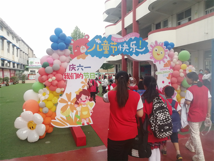 入隊儀式見證激動時刻   多彩節(jié)目點亮繽紛校園 ——民權縣第三小學慶六一新少先隊員入隊儀式暨節(jié)目匯演