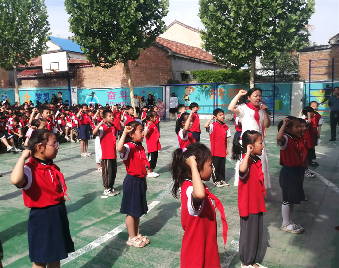 入隊儀式見證激動時刻   多彩節(jié)目點亮繽紛校園 ——民權縣第三小學慶六一新少先隊員入隊儀式暨節(jié)目匯演