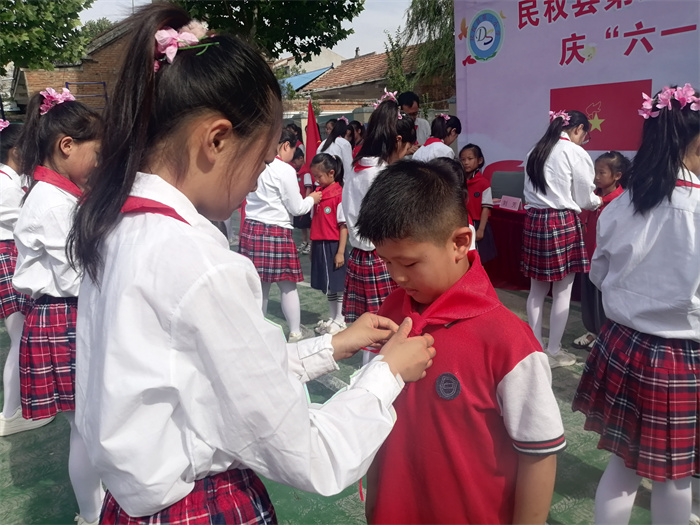 入隊儀式見證激動時刻   多彩節(jié)目點亮繽紛校園 ——民權縣第三小學慶六一新少先隊員入隊儀式暨節(jié)目匯演