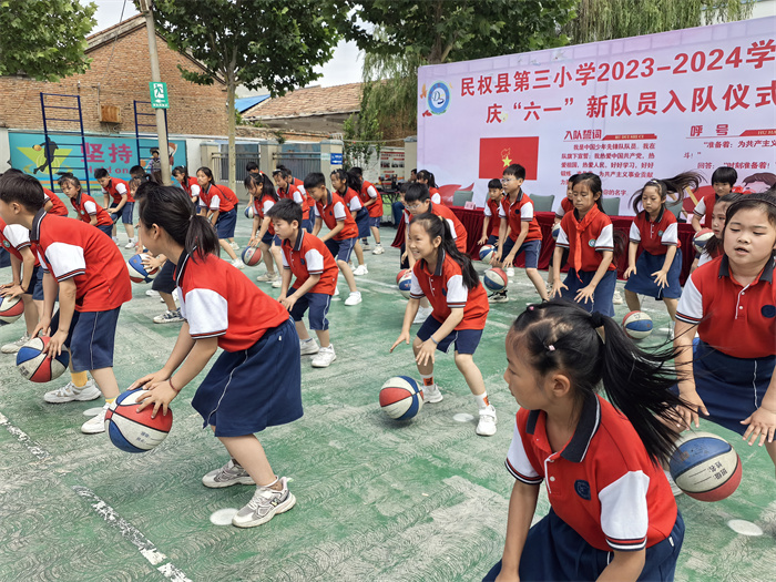 入隊儀式見證激動時刻   多彩節(jié)目點亮繽紛校園 ——民權縣第三小學慶六一新少先隊員入隊儀式暨節(jié)目匯演