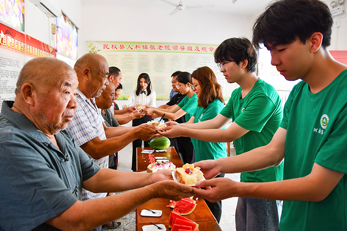 河南農業(yè)大學學子走進人和鎮(zhèn)敬老院