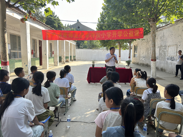 讓詩歌飛一一著名詩人張中林走進李坤侯小學(xué)