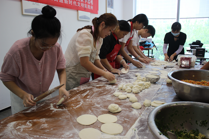 縣婦聯(lián)開展“濃情中秋 歡聚‘食’刻”睦鄰美食節(jié)活動